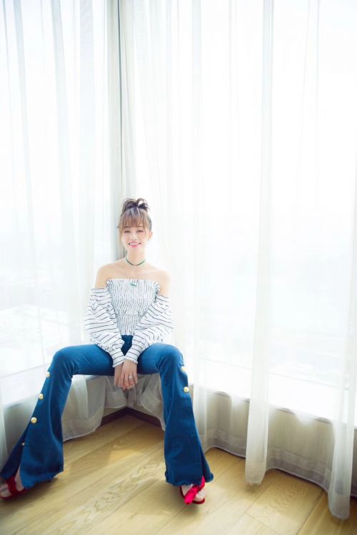 蓝盈莹条纹抹胸上衣大秀香肩 微喇长裤尽显修长美腿 