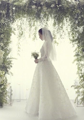 崔智友婚纱照公开！圈外老公只露背影不露脸 