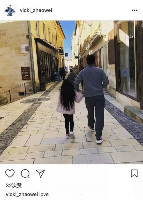 星爸星妈晒女儿背影照，小四月女神范，倚靠哥哥的小七最让人羡慕！ 