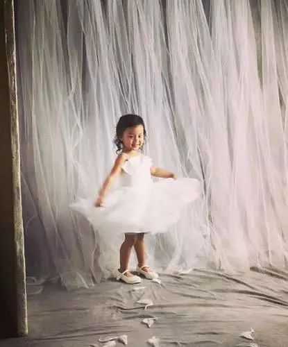 星二代女娃穿婚纱，贝儿让人眼前一亮，王诗龄背影很好看！ 