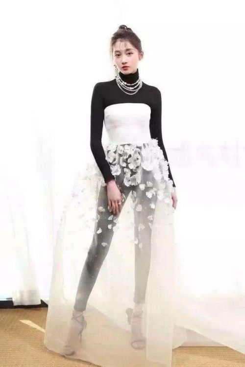 挑战裙子里面套裤子，关晓彤范冰冰倪妮谁能hold住这份时尚？ 