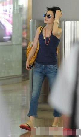 明星也穿拖鞋出门?马伊琍超爱穿,林更新深夜穿拖鞋撸串! 