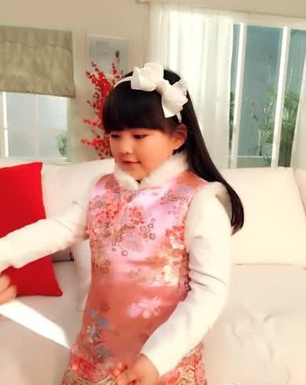 星二代在家怎么穿?奥莉软萌多多女神,王诗龄也穿秋衣秋裤! 