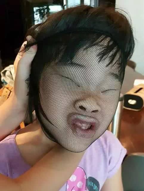 看小S如何花式坑女儿？轮番上演丝袜套头，心疼老三经常被套路！ 