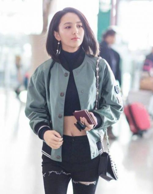 女星产后再穿肚脐装，杨幂肚皮松弛，小S小腹紧实马甲线抢镜！ 