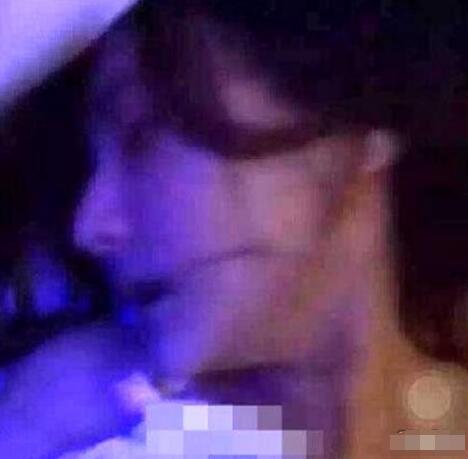 杨幂被潜规则全图 男人强脱女人内裤强吻的视频曝光不忍直视 