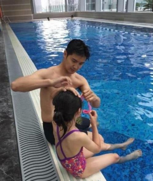 星二代萌娃穿泳装，奥莉变呆萌小萝莉，王诗龄肉嘟嘟很可爱！ 