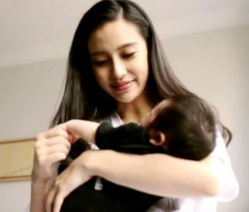 明星萌娃头发也稀少？7个月胖妹似光头，奥莉曾是“地中海”！ 