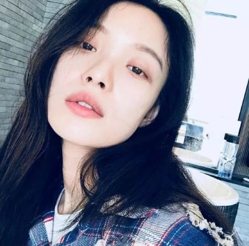 拥有“高级脸”的倪妮，红配绿都能穿得如此小清新！ 