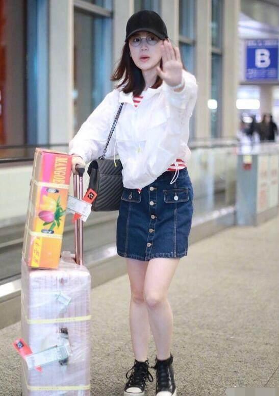 马蓉精心打扮现身机场！白衣配短裙伸手挡镜头 