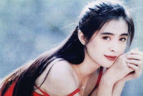 王祖贤近照曝光 女神竟然被一只狗抢镜了！ 