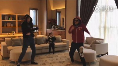 汪峰大女儿近照，13岁就比章子怡还高，笑起来也这么好看 