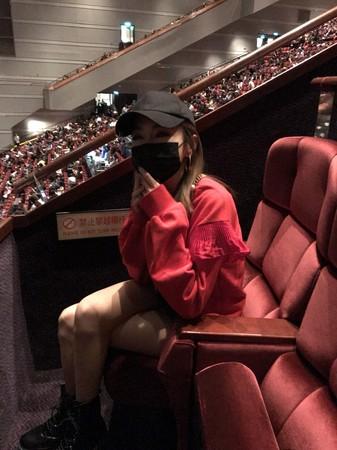 谢金燕穿红衣看演唱会 “下衣失踪”美腿抢眼 