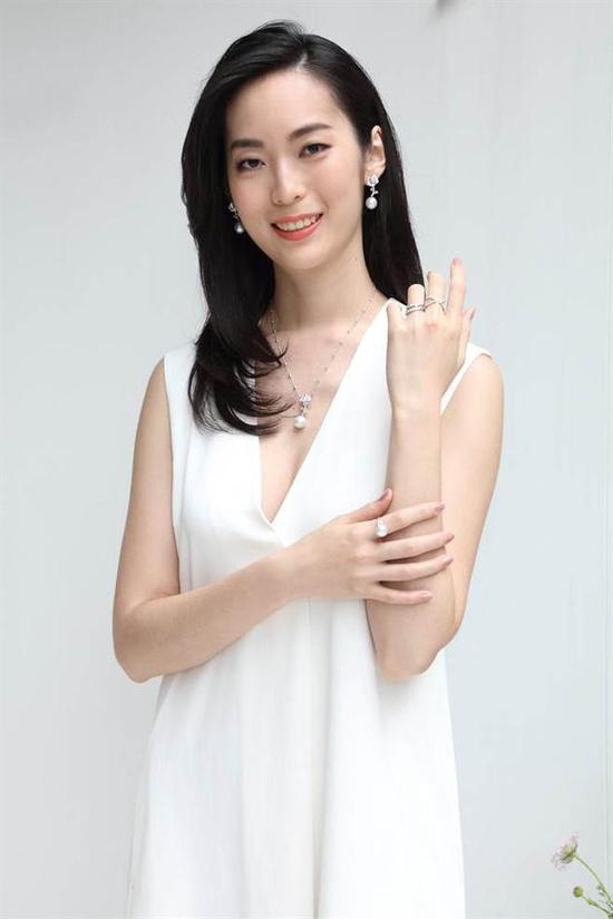 邓丽君侄女穿深V白裙高贵典雅 身材毫不逊色 