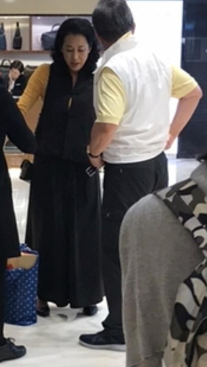 郭晶晶婆婆逛街，让老公亲自试皮带，火速购物扫货能力超强 