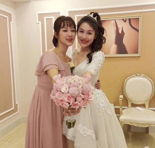 杨紫参加闺蜜婚礼收捧花 十年青春彼此陪伴 