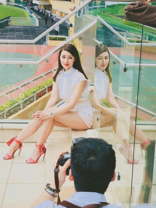 李嘉欣晒工作照大方承认“胖了” 手臂和腿变圆润 