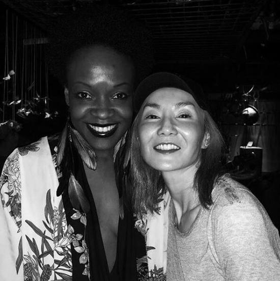 53岁张曼玉近照曝光 带棒球帽灿笑脸部肌肤紧绷 