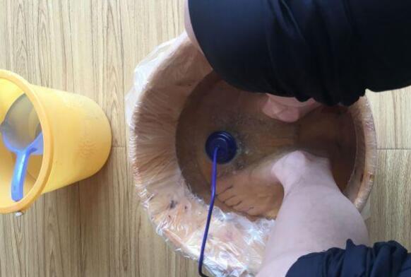 武汉居民茶楼泡脚半小时 竟洗出一盆冒泡“毒水” 