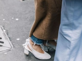 夏天还在穿“小白鞋”？你该穿白色凉鞋，美貌凉鞋List奉上！ 