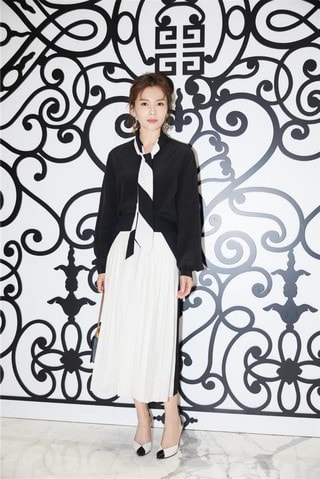刘涛黑白裙装灵动优雅 佩戴星座耳环还有这层含义 