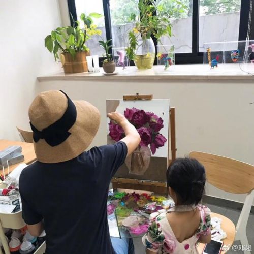 孙俪作画小花妹妹陪伴 邓超关注点却在女儿裙子上 