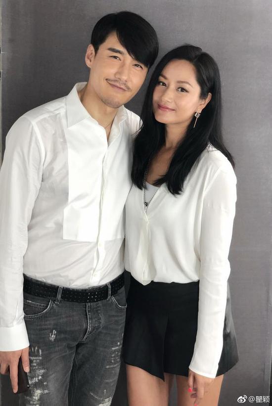 瞿颖晒和胡兵亲密照：回忆有你每个瞬间都美好 