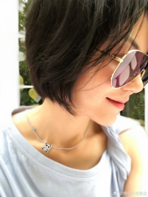 王菲近照曝光 天后项链竟是女儿李嫣设计的 