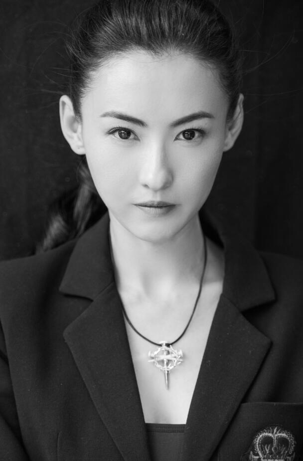张柏芝淡妆出镜黑白肖像大片曝光 亦酷亦柔回归本真自己