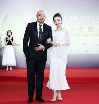 徐峥陶虹久违合体！“黑白配”走红毯，引发围观！ 