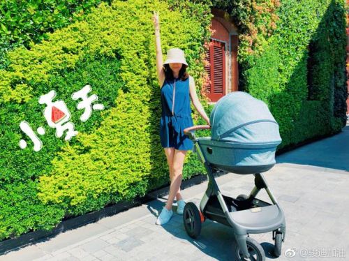 孙红雷老婆穿短裤出门溜娃 身材火辣大长腿抢镜 