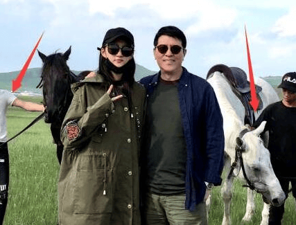 关晓彤陪爸爸关少曾赴草原旅行 为啥不带鹿晗 