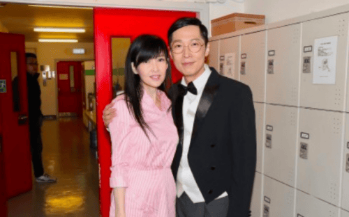 51岁周慧敏穿粉裙嫩如少女，可这满口黄牙是怎么回事？ 