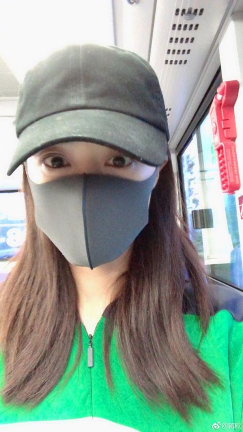 蒋欣公交出行 身穿绿色上衣满满少女感 