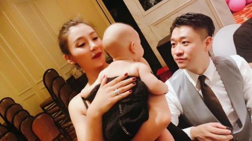 曹云金女儿办百日宴，妻子唐菀浓妆抱娃，规格堪比豪华婚宴 