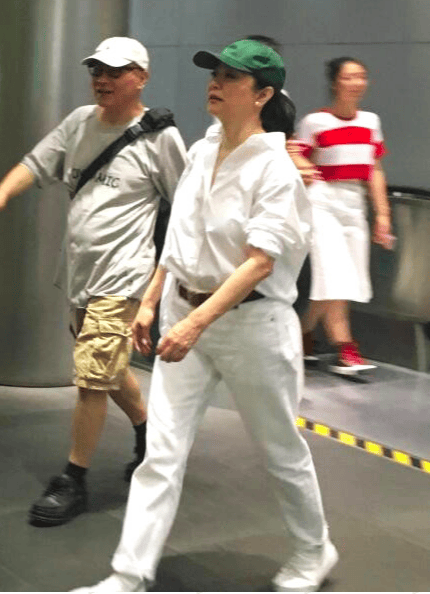 64岁林青霞戴绿帽子超抢眼，却还是被一个打电话的路人抢了镜 