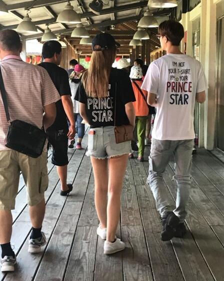 邓丽欣与王子及其家人同游 穿情侣装高调秀恩爱 