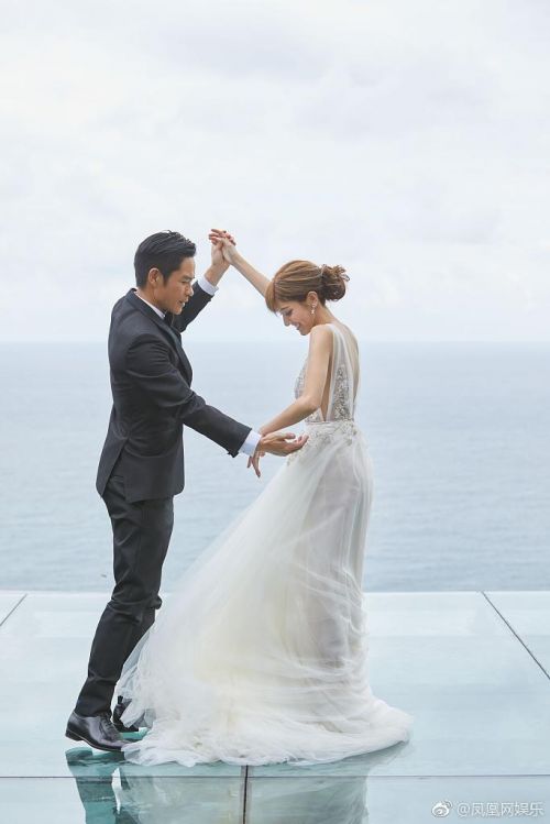 郑嘉颖陈凯琳举行婚礼 女方婚纱照小腹凸起明显 