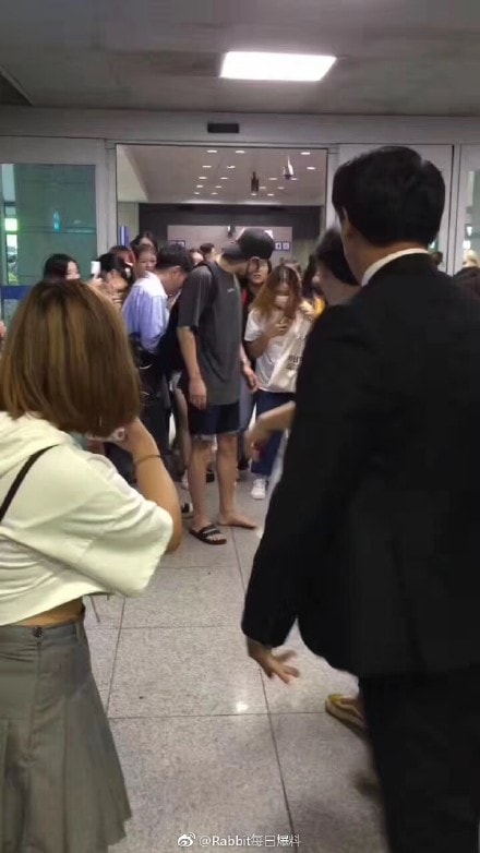 灿烈鞋被踩坏是怎么回事 发文呼吁粉丝遵守机场次序 