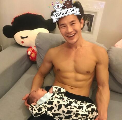 “嘎子哥”谢孟伟晒儿子正面照庆百天 肉肉的脸蛋超萌【组图】