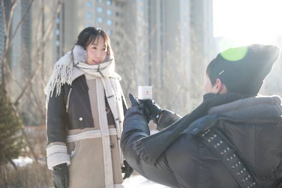 校园求婚走心了：DR钻戒花3小时藏雪里，差点丢了！