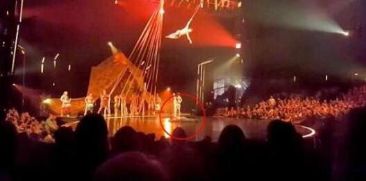 太阳剧团空中飞人表演新特技时坠落舞台视频 送院不治身亡