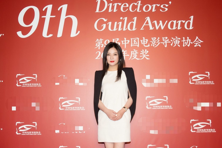 赵薇身着黑白拼色裙现身导演协会提名晚宴