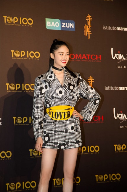 康可人现身上海时装周 帅气演绎复古西装美腿抢镜