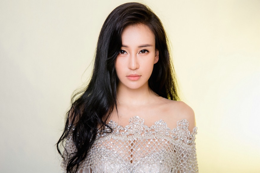 母其弥雅亮相时尚大秀 美翻全场获Jimmy Choo盛赞