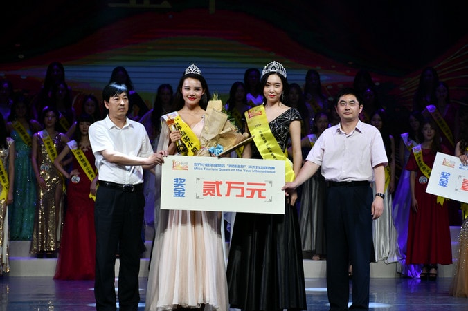 上届冠军和领导嘉宾与亚军 王夷丹 合影