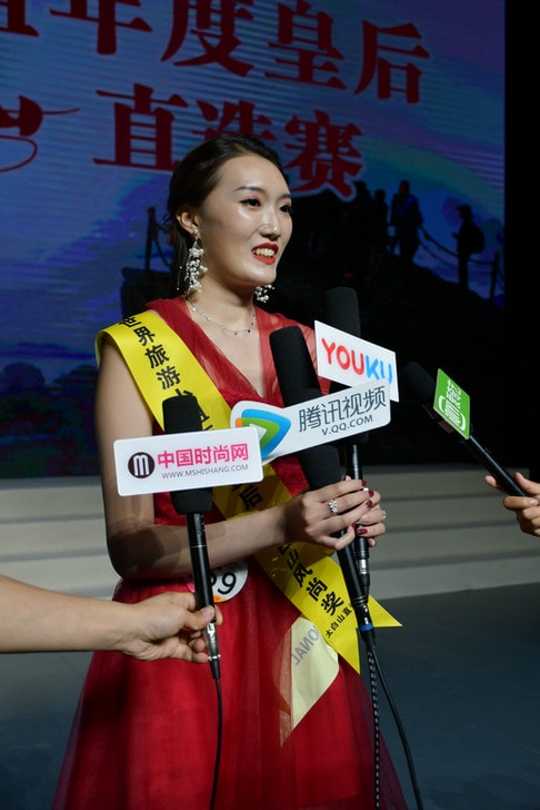 太白山风尚奖获得者接受媒体采访
