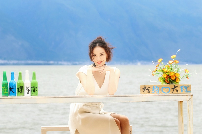 吕佳容曝度假写真大片 清新白裙半丸子头随性浪漫美似仙子