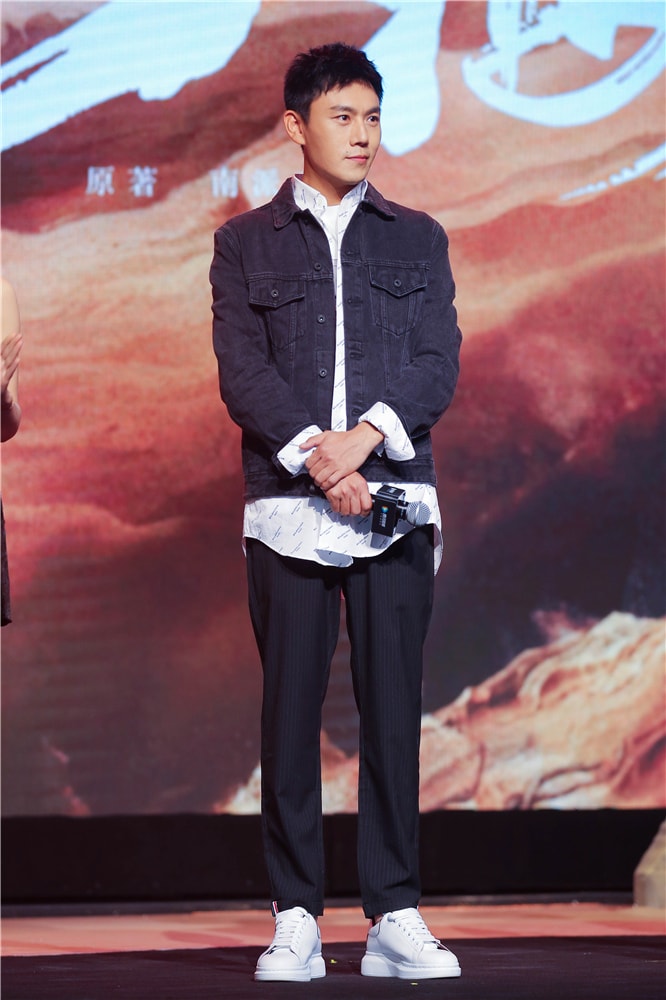 秦昊多层次搭配风格现身《沙海》开播活动 与吴磊是男男cp默契十足