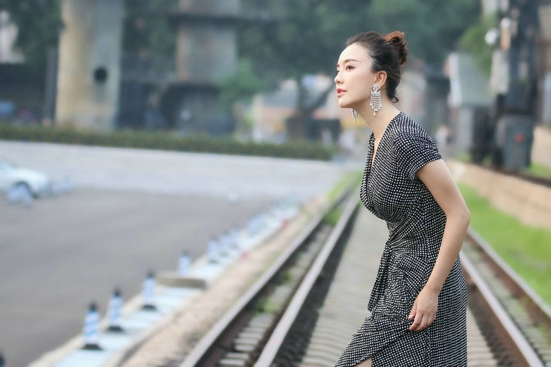 吕佳容曝俏皮时尚街拍 质感灰格纹长裙一展曼妙“杨柳腰”